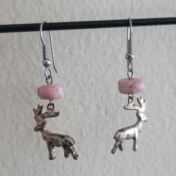 Vtg silver reindeer with pink and white marbled wheel dangle earrings - Picture 2 of 3